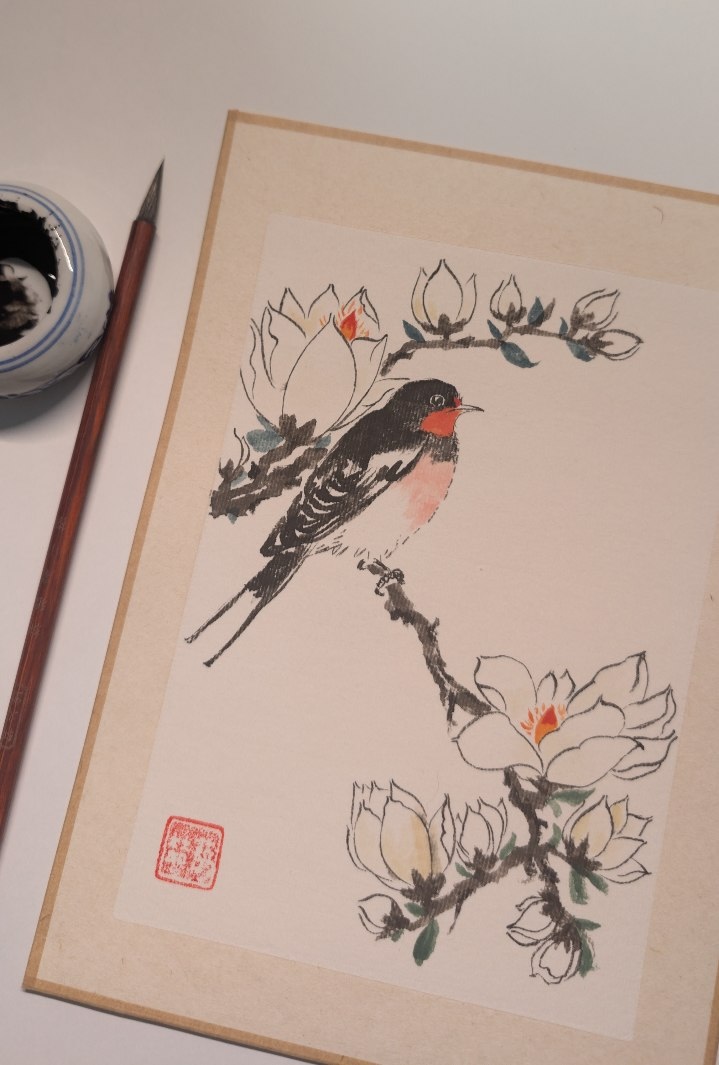 Ласточка на ветке магнолии